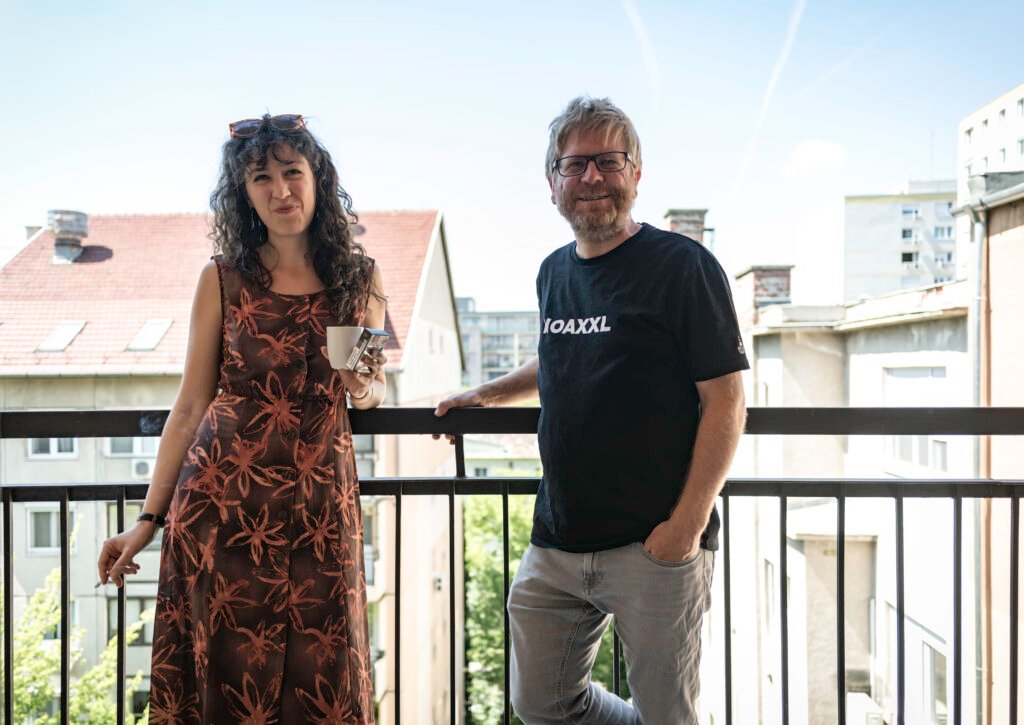 Cserhalmi Luca és Juraj Carny a főhadiszállás előtti gangon.